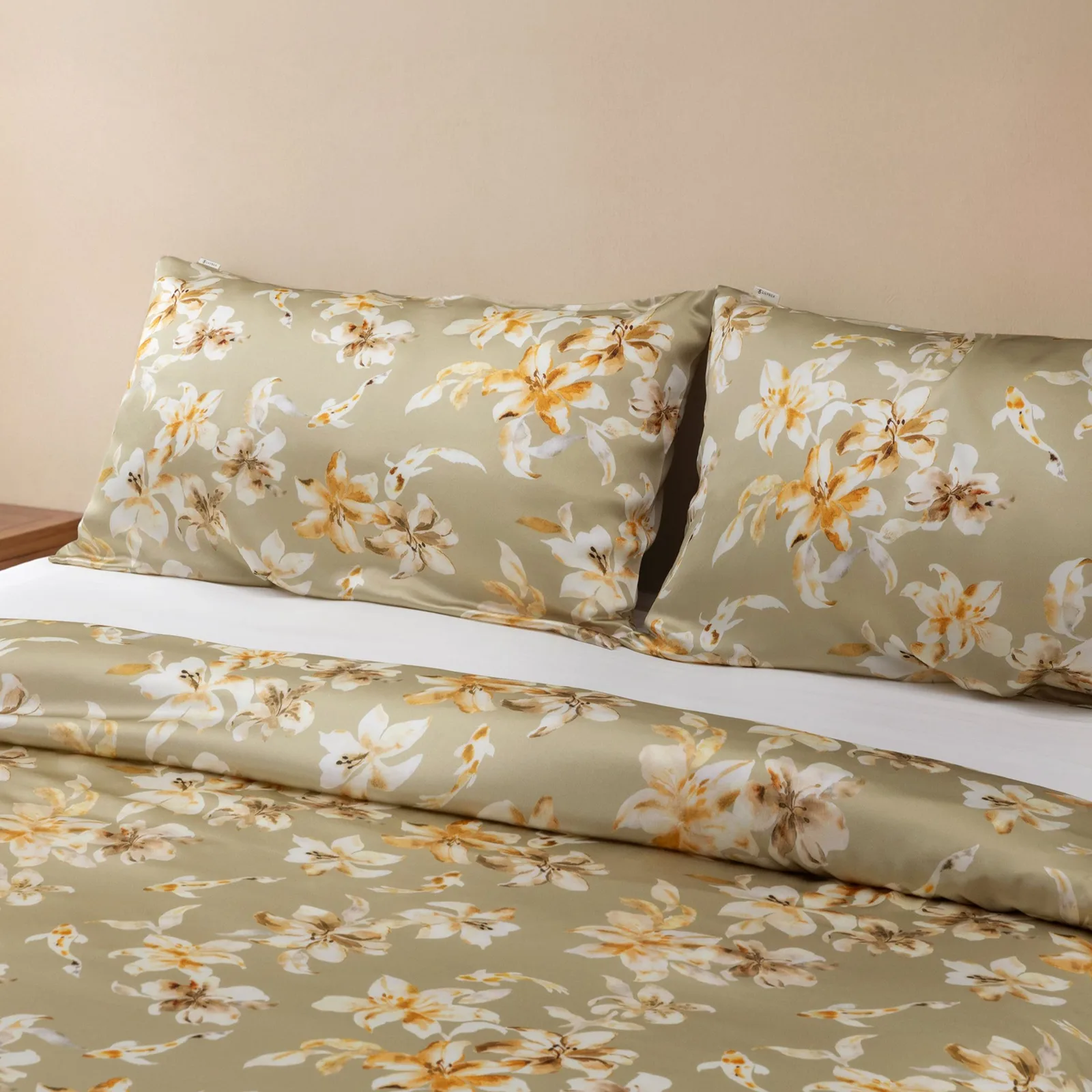 Floral print custom silk bedding style with matching pillowcases and duvet cover for private label home textile collections