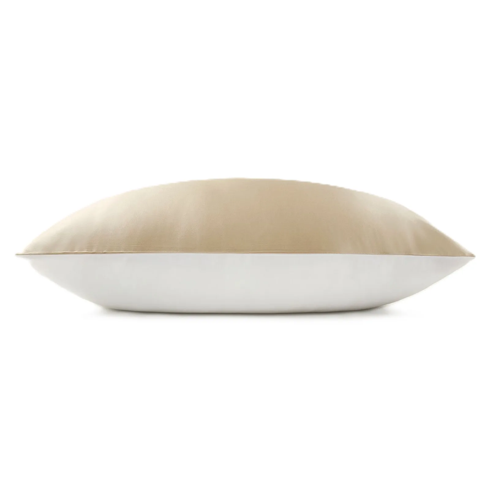 Funda de almohada de seda de una sola cara con reverso de algodón que muestra la estructura de las costuras y un ajuste estable de la almohada
