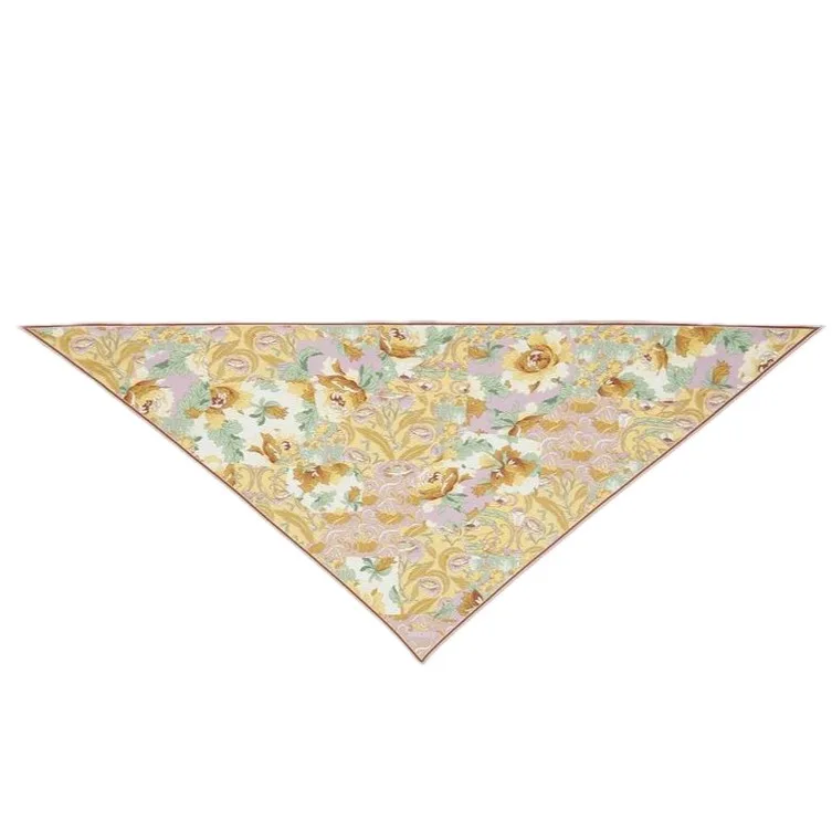 Opción de pañuelo triangular para pañuelos de seda personalizados, que permite un empaque compacto, estilismos versátiles y un posicionamiento premium de regalo