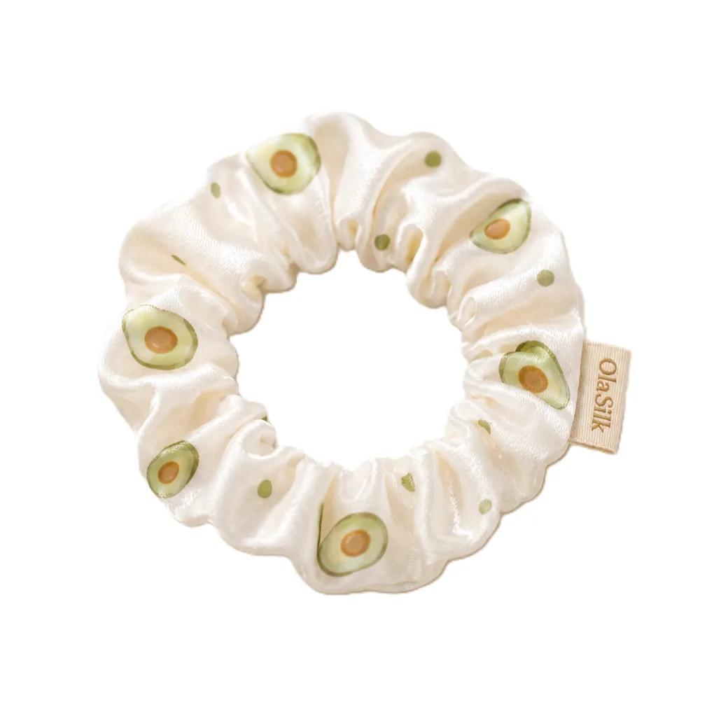 Etiqueta tejida con logotipo en scrunchie de seda infantil personalizado para branding de marca propia