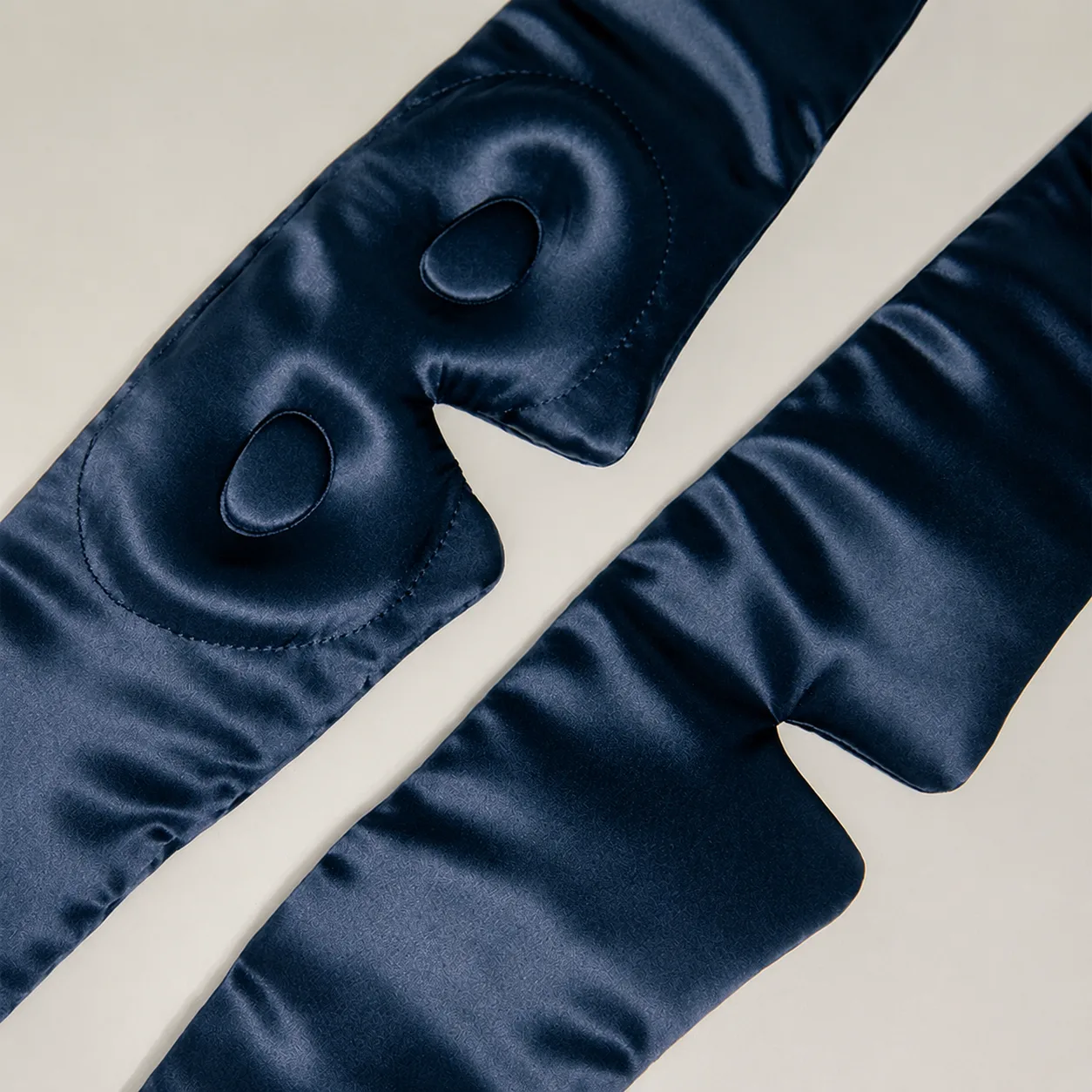 Eyelash Protecting 3D Contoured Silk Sleep Mask detail view